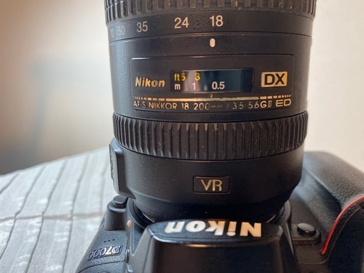 ニコン D7000 と 18-200mm レンズ