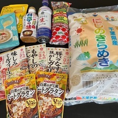 米5キロとスパムや
調味料などの画像