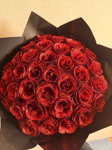 ラメ仕上げ赤い造花の花束
