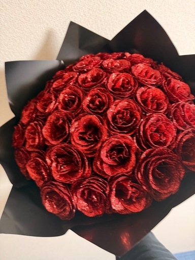 ラメ仕上げ赤い造花の花束
