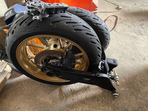 XSR700 ホイール　スイングアーム