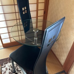 ガラステーブル_ブラック椅子チェア２脚セットの画像