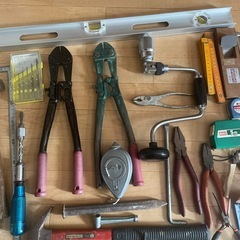 いろんな工具と新品水平器の画像