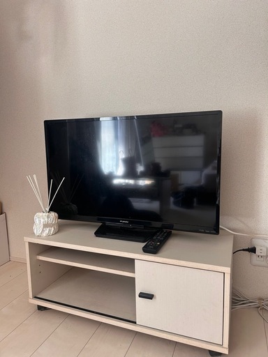 液晶カラーテレビFUNAIとテレビ台 