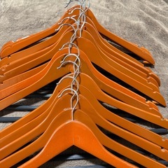 お話中 木製ハンガーの画像