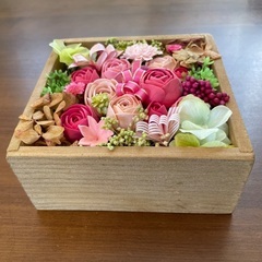 ピンク系フラワーアレンジ インテリア飾りの画像