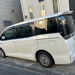 voxy車ハイブリッドの画像