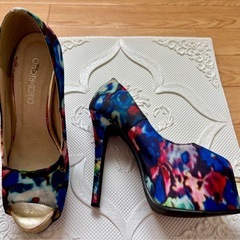 派手な夏用パンプスの画像