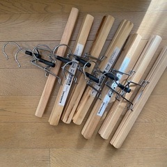 木製ハンガー8本の画像