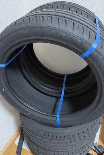 アプタニー 215/35R19 新品タイヤ2本