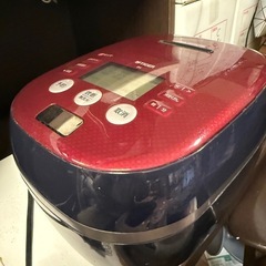 カップボード、オーブンレンジ、炊飯器、ポットの画像