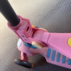 子供用キックボード 三輪 座れるタイプ ピンク キッズスクーターの画像