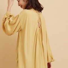 SALON adam et ropé バックオープンタックギャザーブラウスの画像