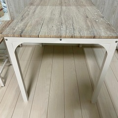 ダイニングテーブル、イスの画像