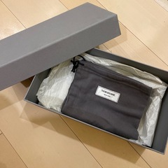 トム・ブラウン空箱+布袋2つの画像