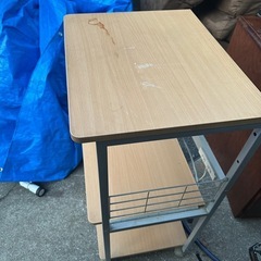 炊飯器と食器を置くテーブルの画像