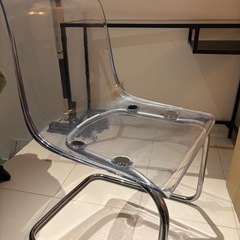 IKEAの透明な椅子の画像