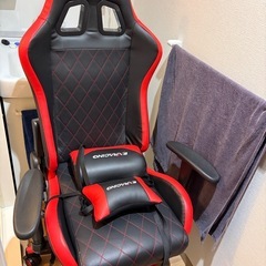 FlexiSpot ej2とゲーミングチェアの画像