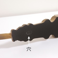 個性的な鏡　と　古典的なフック２本の画像