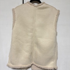 クリーム色 ボアフリースベスト ノーカラー ポケット付きの画像