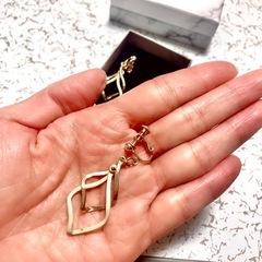 ヒラヒラと揺れるオシャレなイヤリングの画像