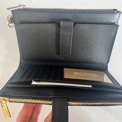 マイケルコース二つ折り財布の画像