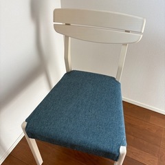 テーブルとチェアー4脚の画像