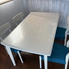 テーブルとチェアー4脚の画像