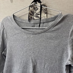 UNIQLO⭐︎グレーシンプル長袖Tの画像