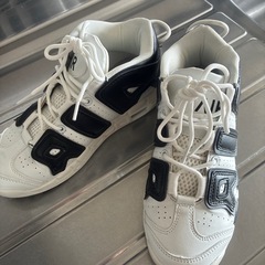 （終了です）取引中です！靴　スニーカー　人気　24.5㎝　白黒 の画像