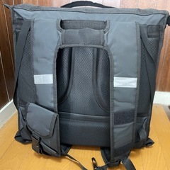 ウーバーイーツ公式配達バックの画像