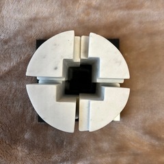 小型の彫刻作品です。モダンなインテリアとしても最適です。  ■カラー ホワイト　白色系  ■素材 石の画像