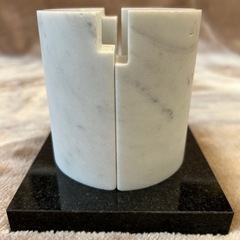 小型の彫刻作品です。モダンなインテリアとしても最適です。  ■カラー ホワイト　白色系  ■素材 石の画像