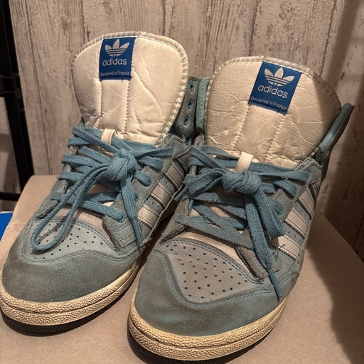 adidas ハイカットスニーカー