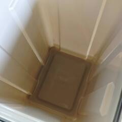 プラスチック製ゴミ箱の画像