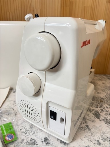 JANOMEロックカッター内蔵ミシン