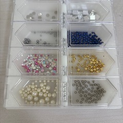 ④デコパーツandビーズ　ケース付の画像