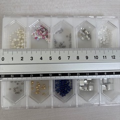 ④デコパーツandビーズ　ケース付の画像