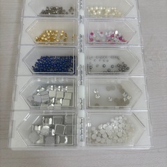 ④デコパーツandビーズ　ケース付の画像