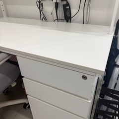 【渋谷】デスク＋無印良品チェアセット／鍵付きキャビネット付／サロン使用の画像