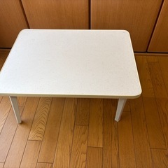 折りたたみテーブルの画像