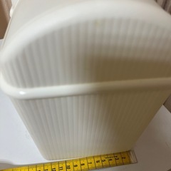 小さなゴミ箱3つの画像