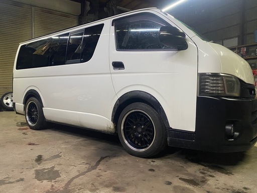 200ハイエースT-STYLE18インチ　タイヤバリ溝！