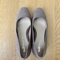 ベージュスウェードパンプスの画像