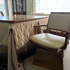 テーブルこたつ　ケーブル　椅子は4脚の画像