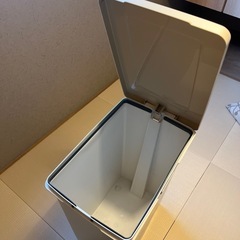ペダル式ゴミ箱（フタ付き・ホワイト）の画像