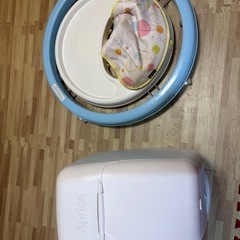 ベビーウォーカーとオムツ入れの画像