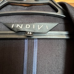 INDIVI黒いビジネススーツジャケットとスカートセットの画像