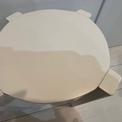 ホワイト円形サイドテーブルチェア　2個の画像