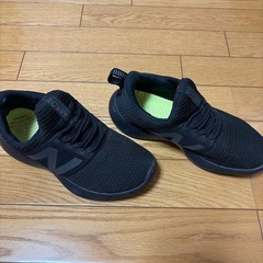 New Balance オールブラック スニーカー 23.5cmの画像